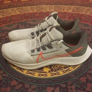 Nike Air Zoom Pegasus 38 grey red